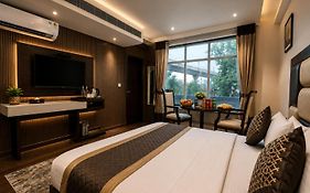 Hotel Aura Ip Grand By Qotel Karkardooma Metro Station New Delhi